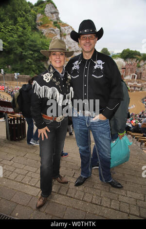 Tanja Schumann mit Ehemann Stefan Burmeister Karl May Spiele 2018 Premiere am Kalkberg, Bad Segeberg, 23.06.2018 Foto Stock