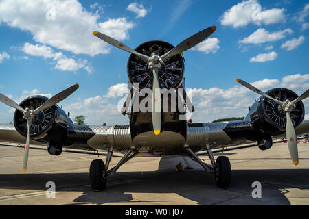 Berlino - Aprile 28, 2018: Trasporto aeromobile Junkers Ju 52/3m. Lufthansa. Mostra ILA Berlin Air Show 2018. Foto Stock