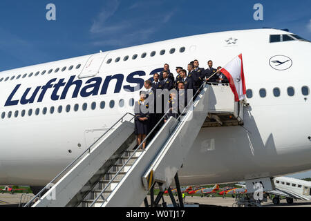 Berlino - 28 Aprile 2018: l'equipaggio di widebody aereo jet Boeing 747-8. Lufthansa. Mostra ILA Berlin Air Show 2018. Foto Stock