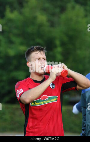 Patrick Kammerbauer (SC Freiburg) mit Trinkflasche beim Testspiel - Auswahl FC Waldkirch - SC Freiburg Foto Stock