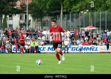 Dominique Heintz (Freiburg) mit sfera beim Testspiel - Auswahl FC Waldkirch - SC Freiburg Foto Stock