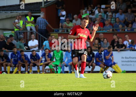 Dominique Heintz (Freiburg) mit sfera testspiel im - Auswahl FC Waldkirch - SC Freiburg Foto Stock