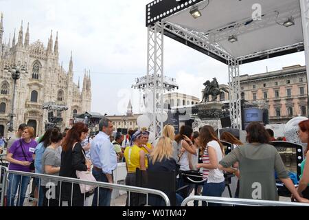 Milano, Italia - 9 Giugno 2016: estetiste ricevendo i clienti per esterni fun photo set 'Posa per Brosway' durante "Radio Italia live al concerto". Foto Stock