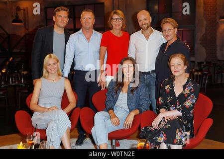 Sebastian Bezzel, Helena Zacher, Karl-Heinz Zacher, Bettina Boettinger, Namika, Moritz A. Sachs, Katerina Jacob, Mariana Leky, Koelner Treff (Folge 465), WDR Studio BS2, Koeln, 27.07.2018 Foto Stock