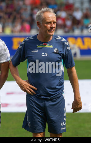 Trainer Streich cristiana (Freiburg) bei der Mannschaftsvorstellung, Jubilaeumsspiel SC Freiburg - FC Bayern Muenchen Foto Stock