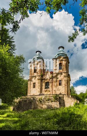 Skoky, Zlutice / Repubblica Ceca - Giugno 21 2019: la barocca chiesa della Vergine Maria visitazione in Skoky, Maria Stock, è un ex luogo di pellegrinaggio. Foto Stock