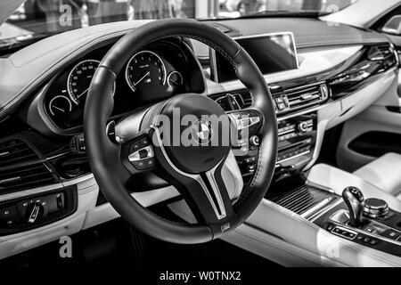 Berlino - Giugno 09, 2018: Showroom. Interno di una metà di dimensioni lusso crossover SUV BMW X6 M. bianco e nero. Foto Stock