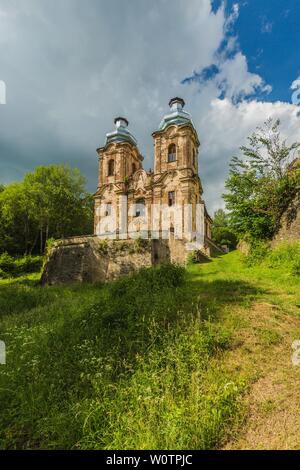 Skoky, Zlutice / Repubblica Ceca - Giugno 21 2019: la barocca chiesa della Vergine Maria visitazione in Skoky, Maria Stock, è un ex luogo di pellegrinaggio. Foto Stock