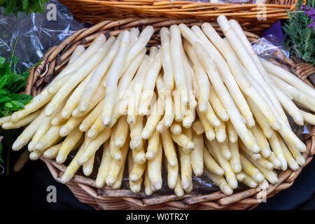 Bianco fresco asparagi di primavera nel cestello al mercato Foto Stock