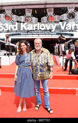 Terry Gilliam und Joana Ribeiro bei der Premiere zum film "L'uomo che ha ucciso Don Chisciotte' im Hotel termale di Karlovy Vary am 04.07.2018 Foto Stock