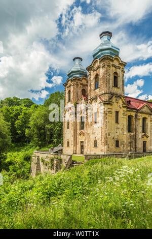 Skoky, Zlutice / Repubblica Ceca - Giugno 21 2019: la barocca chiesa della Vergine Maria visitazione in Skoky, Maria Stock, è un ex luogo di pellegrinaggio. Foto Stock