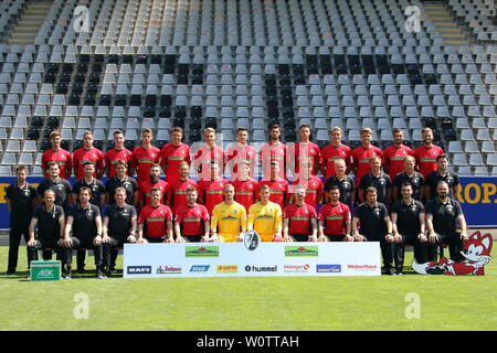 SC Freiburg Mannschaftsfoto Mannschaftsfoto 2018-19 (nicht im Bild: Amir Abrashi, Constantin Frommann, Çağlar Söyüncü) Hintere Reihe v.l.n.r.: Pascal Stenzel, Christian Günter, Florian Kath, Janik Haberer, Dominique Heintz, Philipp Lienhart, Keven Schlotterbeck, Tim Kleindienst, Robin Koch, Nils Petersen, Florian Niederlechner, Manuel [0013] Gulde, Lucas Höler Mittlere Reihe v.l.n.r.: Busfahrer Stefan Spohn, Zeugwart Max Beckmann, Mannschaftsarzt Dr. Helge Eberbach offrono, Mannschaftsarzt Dr. Gerrit Bode, Brandon Borrello, Caleb Stanko, Nicolas Höfler, Lukas Kübler, Mike Frantz, Luca Waldschmidt, Trainer C Foto Stock