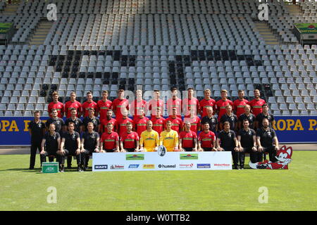 SC Freiburg Mannschaftsfoto Mannschaftsfoto 2018-19 (nicht im Bild: Amir Abrashi, Constantin Frommann, Çağlar Söyüncü) Hintere Reihe v.l.n.r.: Pascal Stenzel, Christian Günter, Florian Kath, Janik Haberer, Dominique Heintz, Philipp Lienhart, Keven Schlotterbeck, Tim Kleindienst, Robin Koch, Nils Petersen, Florian Niederlechner, Manuel [0013] Gulde, Lucas Höler Mittlere Reihe v.l.n.r.: Busfahrer Stefan Spohn, Zeugwart Max Beckmann, Mannschaftsarzt Dr. Helge Eberbach offrono, Mannschaftsarzt Dr. Gerrit Bode, Brandon Borrello, Caleb Stanko, Nicolas Höfler, Lukas Kübler, Mike Frantz, Luca Waldschmidt, Trainer C Foto Stock