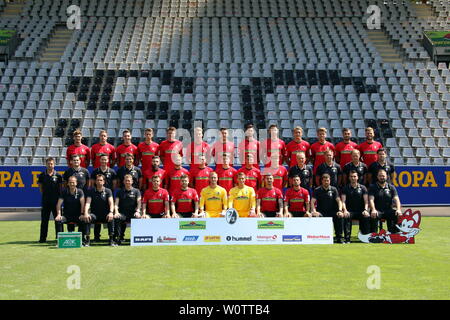 Mannschaftsfoto SC Freiburg - (nicht im Bild: Amir Abrashi, Constantin Frommann, Çaglar Söyüncü) Hintere Reihe v.l.n.r.: Pascal Stenzel, Christian Günter, Florian Kath, Janik Haberer, Dominique Heintz, Philipp Lienhart, Keven Schlotterbeck, Tim Kleindienst, Robin Koch, Nils Petersen, Florian Niederlechner, Manuel [0013] Gulde, Lucas Höler Mittlere Reihe v.l.n.r.: Busfahrer Stefan Spohn, Zeugwart Max Beckmann, Mannschaftsarzt Dr. Helge Eberbach offrono, Mannschaftsarzt Dr. Gerrit Bode, Brandon Borrello, Caleb Stanko, Nicolas Höfler, Lukas Kübler, Mike Frantz, Luca Waldschmidt, Trainer Christian Streich, Co-Tr Foto Stock