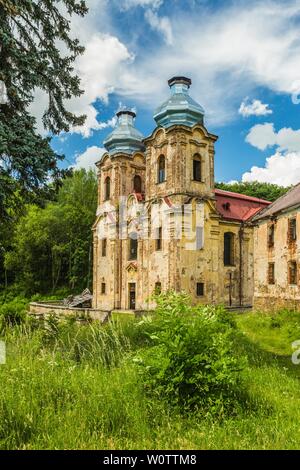 Skoky, Zlutice / Repubblica Ceca - Giugno 21 2019: la barocca chiesa della Vergine Maria visitazione in Skoky, Maria Stock, è un ex luogo di pellegrinaggio. Foto Stock