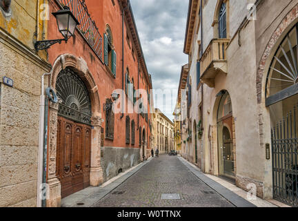 Via Oberdan, street nel centro storico di Verona, Veneto, Italia Foto Stock