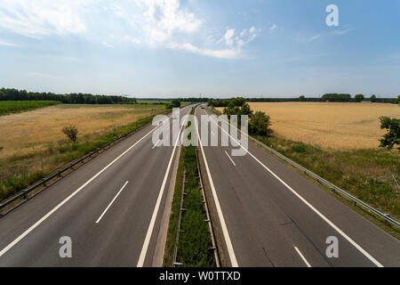 SENFTENBERG, Germania - Luglio 05, 2018: Bundesautobahn 13 (autostrada federale) è un autobahn nella Germania orientale, collegano Berlino con Dresda. Foto Stock