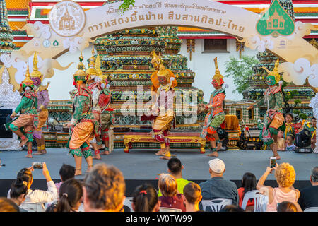 Bangkok, Tailandia - 03 Novembre 2018: prestazioni Khon, tailandese tradizionale Ramayana dramma mascherato arte per celebrare l'occasione di 230 anni di Wat Foto Stock