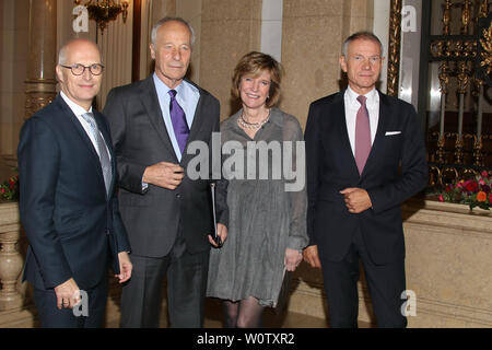 Peter Tschentscher, Richard Ford, Kristina Ford, Guenter Berg, Verleihung des Siegfried Lenz Preises, Rathaus Amburgo, 27.09.2018 Foto Stock