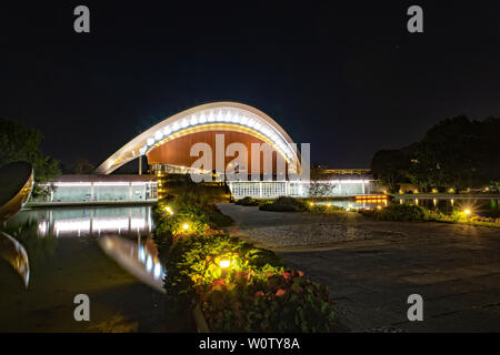 La Kongresshalle è un edificio di Berlino per eventi e manifestazioni su John Foster Dulles Avenue nel Tiergarten e quartiere governativo. Casa delle Culture del Mondo, incinta Oyster. Architetto Hugh Stubbins. Calcestruzzo precompresso arch edificio Foto Stock