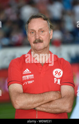 Peter Neururer bei 'Mertes Homecoming' in der HDI Arena di Hannover am 13.10.2018 Foto Stock