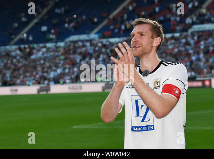 Per Mertesacker bei 'Mertes Homecoming' in der HDI Arena di Hannover am 13.10.2018 Foto Stock