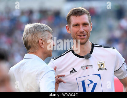 Arsène Wenger und Per Mertesacker bei 'Mertes Homecoming' in der HDI Arena di Hannover am 13.10.2018 Foto Stock