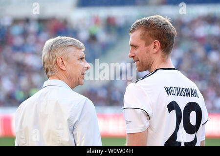 Arsène Wenger und Per Mertesacker bei 'Mertes Homecoming' in der HDI Arena di Hannover am 13.10.2018 Foto Stock