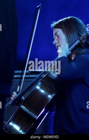 Il cantante Lucia Cadotsch dalla Svizzera è apparso in occasione del quarantaduesimo Leipzig Jazztage con i due musicisti britannici Kit Downes (organo Hammond) e Lucie Railton (violoncello) a UT Connewitz. Foto Stock