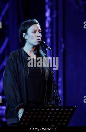 Il cantante Lucia Cadotsch dalla Svizzera è apparso in occasione del quarantaduesimo Leipzig Jazztage con i due musicisti britannici Kit Downes (organo Hammond) e Lucie Railton (violoncello) a UT Connewitz. Foto Stock