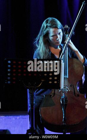 Il cantante Lucia Cadotsch dalla Svizzera è apparso in occasione del quarantaduesimo Leipzig Jazztage con i due musicisti britannici Kit Downes (organo Hammond) e Lucie Railton (violoncello) a UT Connewitz. Foto Stock