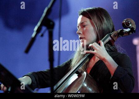 Il cantante Lucia Cadotsch dalla Svizzera è apparso in occasione del quarantaduesimo Leipzig Jazztage con i due musicisti britannici Kit Downes (organo Hammond) e Lucie Railton (violoncello) a UT Connewitz. Foto Stock