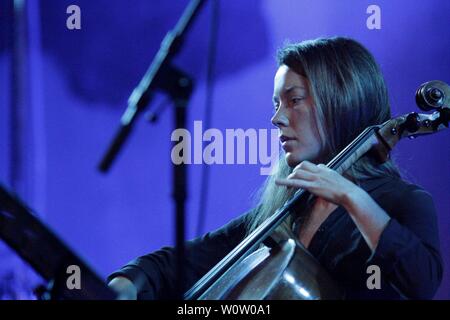 Il cantante Lucia Cadotsch dalla Svizzera è apparso in occasione del quarantaduesimo Leipzig Jazztage con i due musicisti britannici Kit Downes (organo Hammond) e Lucie Railton (violoncello) a UT Connewitz. Foto Stock