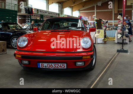 PAAREN IM GLIEN, Germania - 19 Maggio 2018: auto sportiva Porsche 911 Carrera Coupe G-Modell 915, 1986. Die Oldtimer Show 2018. Foto Stock