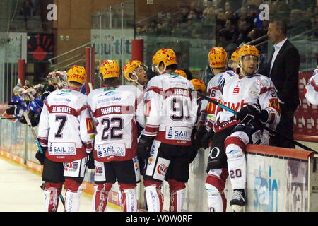 Bremerhaven und Trainer Thomas Popiesch feiern den 3:2 Auswaertssieg in Schwenningen, 11. Sptg. DEL 18-19: SERC Wildwings vs. Fischtown Pinguins Bremerhaven Foto Stock