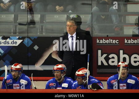 Cheftrainer Pat Cortina (Schwenningen) an der Spielerbank, 11. Sptg. DEL 18-19: SERC Wildwings vs. Fischtown Pinguins Bremerhaven Foto Stock