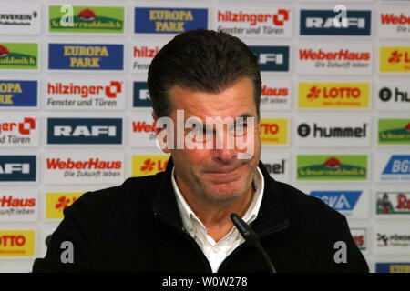 Allenatore Dieter Hecking (Gladbach)bei der Pressekonferenz, PK, 1. BL: 18-19: 9. Sptg. - SC Freiburg vs. Borussia Moenchengladbach DFL REGOLAMENTI VIETANO QUALSIASI USO DI FOTOGRAFIE come sequenze di immagini e/o quasi-Video Foto: Joachim Hahne/johapress Foto Stock