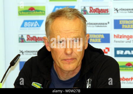 Trainer Streich cristiana (Freiburg) bei Pressekonferenz, PK, 1. BL: 18-19: 9. Sptg. - SC Freiburg vs. Borussia Moenchengladbach DFL REGOLAMENTI VIETANO QUALSIASI USO DI FOTOGRAFIE come sequenze di immagini e/o quasi-Video Foto: Joachim Hahne/johapress Foto Stock