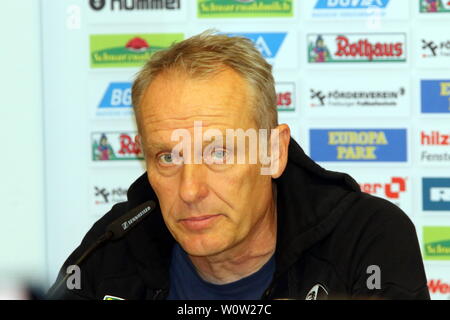 Trainer Streich cristiana (Freiburg) bei Pressekonferenz, PK, 1. BL: 18-19: 9. Sptg. - SC Freiburg vs. Borussia Moenchengladbach DFL REGOLAMENTI VIETANO QUALSIASI USO DI FOTOGRAFIE come sequenze di immagini e/o quasi-Video Foto: Joachim Hahne/johapress Foto Stock