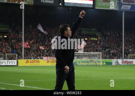 Allenatore Dieter Hecking (Gladbach) gestikuliert an der Seitenlinie, 1. BL: 18-19: 9. Sptg. - SC Freiburg vs. Borussia Moenchengladbach DFL REGOLAMENTI VIETANO QUALSIASI USO DI FOTOGRAFIE come sequenze di immagini e/o quasi-Video Foto: Joachim Hahne/johapress Foto Stock