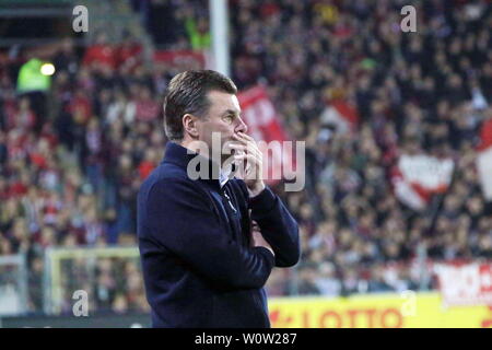 Nachdenklich: allenatore Dieter Hecking (Gladbach) an der Seitenlinie, 1. BL: 18-19: 9. Sptg. - SC Freiburg vs. Borussia Moenchengladbach DFL REGOLAMENTI VIETANO QUALSIASI USO DI FOTOGRAFIE come sequenze di immagini e/o quasi-Video Foto: Joachim Hahne/johapress Foto Stock