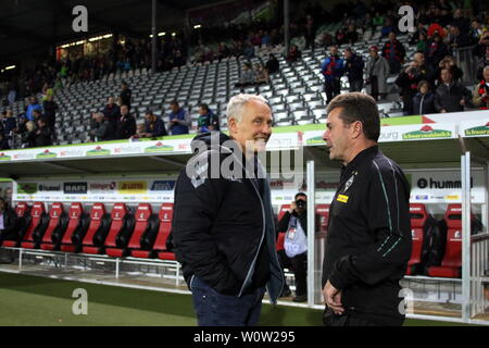 Fachsimpeln vor dem Spiel: v.li. #Trainer Streich cristiana (Freiburg) und allenatore Dieter Hecking (Gladbach), 1. BL: 18-19: 9. Sptg. - SC Freiburg vs. Borussia Moenchengladbach DFL REGOLAMENTI VIETANO QUALSIASI USO DI FOTOGRAFIE come sequenze di immagini e/o quasi-Video Foto: Joachim Hahne/johapress Foto Stock