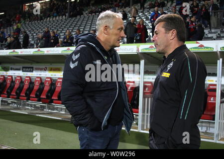 Hatten sich viel zu erzaehlen: v.li. Trainer Streich cristiana (Freiburg) und allenatore Dieter Hecking (Gladbach), 1. BL: 18-19: 9. Sptg. - SC Freiburg vs. Borussia Moenchengladbach DFL REGOLAMENTI VIETANO QUALSIASI USO DI FOTOGRAFIE come sequenze di immagini e/o quasi-Video Foto: Joachim Hahne/johapress Foto Stock