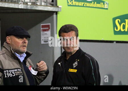 Allenatore Dieter Hecking (Gladbach) vor dem Spiel 1. BL: 18-19: 9. Sptg. - SC Freiburg vs. Borussia Moenchengladbach DFL REGOLAMENTI VIETANO QUALSIASI USO DI FOTOGRAFIE come sequenze di immagini e/o quasi-Video Foto: Joachim Hahne/johapress Foto Stock