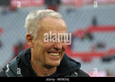 Hatte gut lachen, Trainer Streich cristiana (Freiburg), 1. BL: 18-19: 10. Sptg. - Bayern Muenchen vs. SC Freiburg DFL REGOLAMENTI VIETANO QUALSIASI USO DI FOTOGRAFIE come sequenze di immagini e/o quasi-Video Foto: Joachim Hahne/johapress Foto Stock