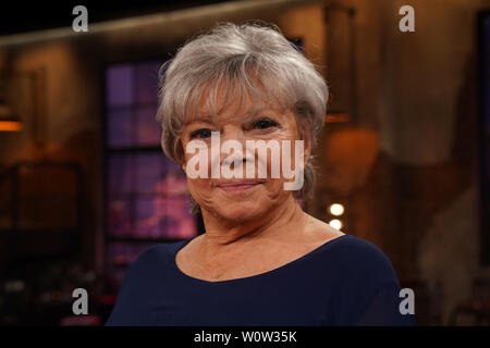 Grit Boettcher, die bekannte deutsche Schauspielerin ritratto im als Gast bei der WDR Fernseh Talkshow Koelner Treff am Freitag 09.11.2018 in Koeln Foto Stock