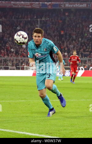 Dominique Heintz (Freiburg), mit sfera, 1. BL: 18-19: 10. Sptg. - Bayern Muenchen vs. SC Freiburg DFL REGOLAMENTI VIETANO QUALSIASI USO DI FOTOGRAFIE come sequenze di immagini e/o quasi-Video Foto: Joachim Hahne/johapress Foto Stock