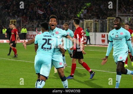 Gbamin, Jean-Philippe (FSV Mainz 05) feiert den Torschuetze, Torschütze Onisiwo, Karim (FSV Mainz 05) , 1. BL: 18-19: 11. Sptg. - SC Freiburg vs. FSV Mainz 05 DFL REGOLAMENTI VIETANO QUALSIASI USO DI FOTOGRAFIE come sequenze di immagini e/o quasi-Video Foto: Joachim Hahne/johapress Foto Stock