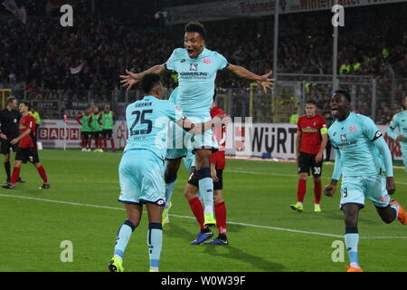 Onisiwo, Karim (FSV Mainz 05) bejubelt ein tor zum 1:3 1. BL: 18-19: 11. Sptg. - SC Freiburg vs. FSV Mainz 05 DFL REGOLAMENTI VIETANO QUALSIASI USO DI FOTOGRAFIE come sequenze di immagini e/o quasi-Video Foto: Joachim Hahne/johapress Foto Stock