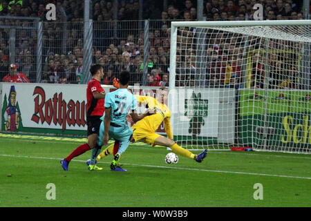 Die Entscheidung in Freiburg: Onisiwo, Karim (FSV Mainz 05) locht zum 1:3 Endstand ein, Torwart Alexander Schwolow (Freiburg) hat keine Chance, 1. BL: 18-19: 11. Sptg. - SC Freiburg vs. FSV Mainz 05 DFL REGOLAMENTI VIETANO QUALSIASI USO DI FOTOGRAFIE come sequenze di immagini e/o quasi-Video Foto: Joachim Hahne/johapress Foto Stock